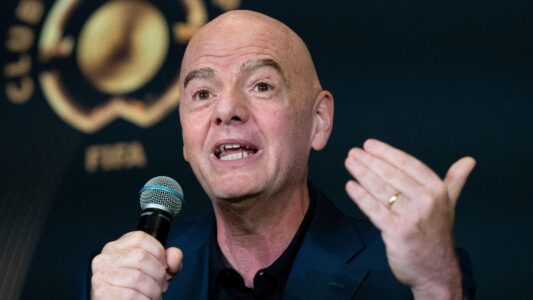 جياني إنفانتينو رئيس الفيفا يتحدث في مؤتمر صحفي عن كأس العالم 2026