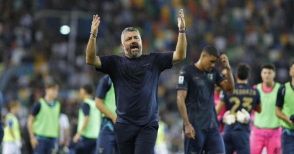 لاعبي لاتسيو يحتفلون بهدف الفوز في مباراة الدوري الإيطالي