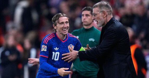 لوكا مودريتش يحتفل بهدفه مع منتخب كرواتيا في دوري الأمم الأوروبية ضد التشيك