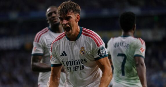 لاعبي ريال مدريد يحتفلون بهدف الفوز ضد إلتشي في الدوري الإسباني